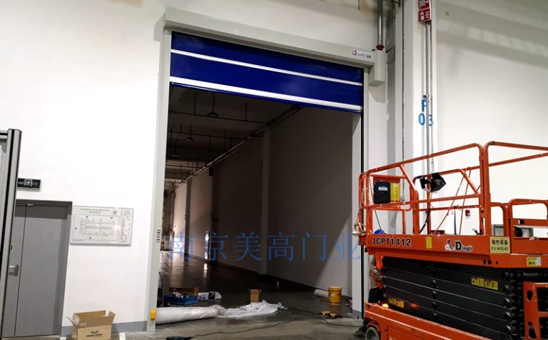 吉利汽车涂装车间安装快速卷帘门缩略图 吉利汽车涂装车间安装快速卷帘门缩略图