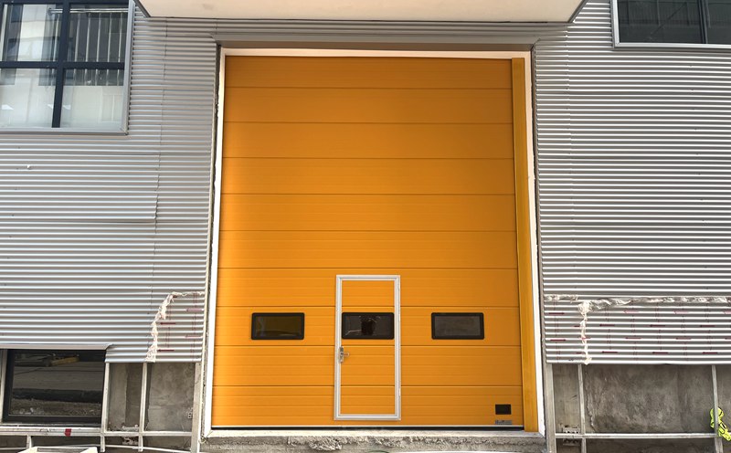 滁州现代化工厂定制黄色带门中门的提升门 滁州现代化工厂定制黄色带门中门的提升门