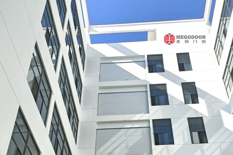 滁州工业设施吊装口安全升级：抗风提升门的技术革新与标准重构插图1